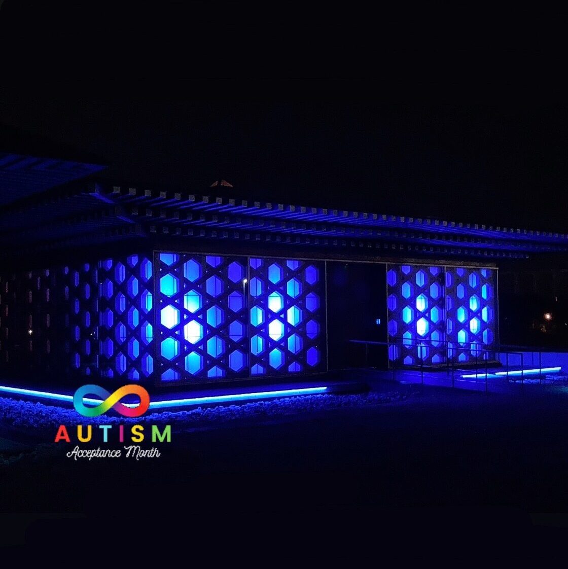 青くライトアップされた納骨堂